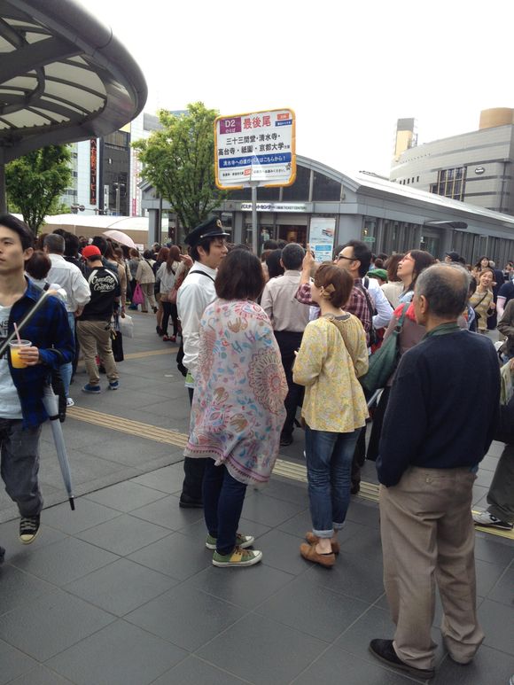 朝から京都駅前は、甲子園球場？