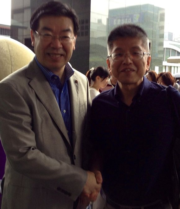 山田啓二 京都府知事と、山崎先生、エコで、ガッチリと握手！